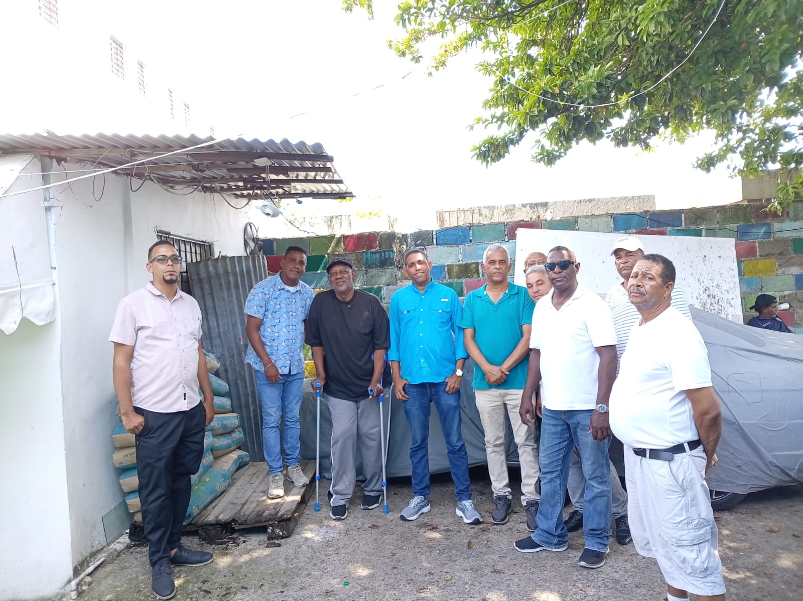 Dominicanos por el Cambio reafirma su compromiso social con la entrega de cemento a familia del sector El Diamante